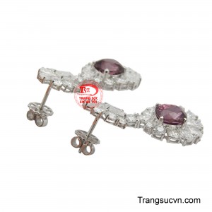 Thiết kế độc đáo và cầu kỳ này chắc chắn sẽ làm bừng sáng khuôn mặt, mang đến vẻ đẹp quý phái và thu hút mọi ánh nhìn cho bất kỳ quý cô nào.