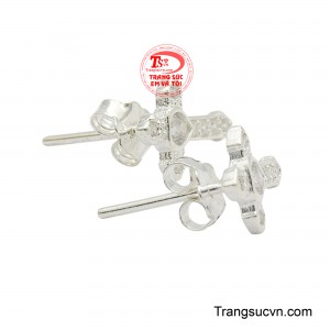 Với thiết kế nhỏ gọn làm cho chúng trở thành một lựa chọn hoàn hảo cho việc đeo hàng ngày, mang lại vẻ thanh lịch và tinh tế mà không quá phô trương.