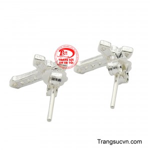 Phù hợp với mọi lứa tuổi và dễ dàng phối hợp với nhiều trang phục khác nhau, từ giản dị đến trang trọng.