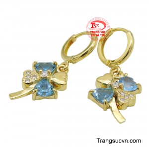 Mỗi chiếc hoa tai là một hình ảnh cỏ bốn lá duyên dáng, biểu tượng của may mắn và hạnh phúc, được tạo nên từ những viên đá Topaz xanh ngọc bích cắt hình trái tim tinh xảo