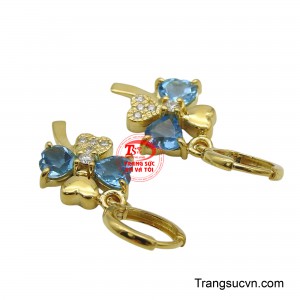 Sắc vàng 14K ấm áp không chỉ làm nổi bật sắc xanh trong trẻo của Topaz mà còn mang đến vẻ đẹp cổ điển, quý phái.