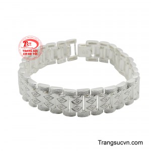 Lắc bạc nam uy quyền toát lên vẻ mạnh mẽ và uy quyền, với thiết kế dựa trên các mắt xích lớn và vững chắc, gợi liên tưởng đến dây đồng hồ bản rộng.