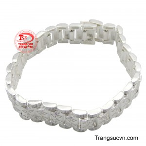 Đây là món phụ kiện hoàn hảo để khẳng định phong cách và sự tự tin, giúp quý ông nổi bật trong mọi hoàn cảnh.