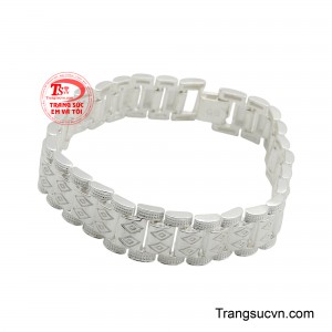 Chất liệu bạc sáng bóng không chỉ mang đến vẻ ngoài sang trọng mà còn thể hiện phong thái lịch lãm và đẳng cấp của người đàn ông hiện đại.