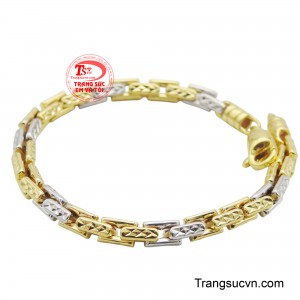 Thiết kế nổi bật với sự kết hợp hài hòa giữa các mắt xích vàng màu và mắt xích vàng trắng, tạo nên sự tương phản ấn tượng và hiện đại.