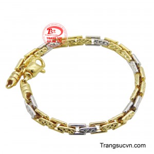 Từng mắt xích được chế tác tinh xảo với các họa tiết hình học sắc nét, phản chiếu ánh sáng lấp lánh, khẳng định đẳng cấp của người đeo.