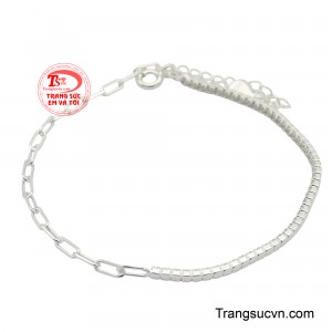 Lắc tay bạc trẻ trung là sự kết hợp độc đáo giữa nét cá tính và sự thanh lịch, phù hợp với phong cách trẻ trung, năng động.