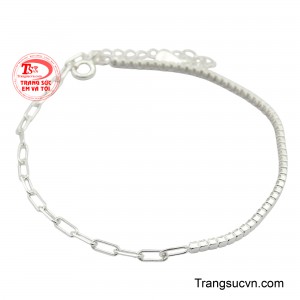 Chất liệu bạc sáng bóng mang đến vẻ ngoài hiện đại và dễ dàng kết hợp với nhiều trang phục khác nhau.