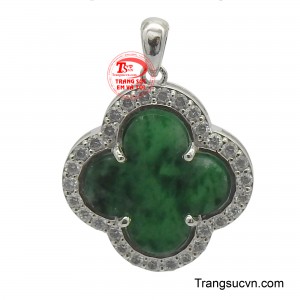 Mặt dây ngọc gắn kim cương với hình cỏ bốn lá này là một biểu tượng của sự may mắn và vẻ đẹp tinh tế.
