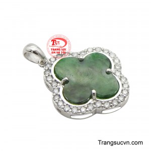 Xung quanh viên ngọc là những viên kim cương nhỏ lấp lánh, được sắp xếp tỉ mỉ, tạo nên một đường viền rực rỡ và sang trọng, làm nổi bật sắc xanh quyến rũ của đá.