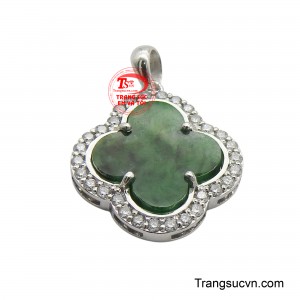 Viên ngọc màu xanh lục đậm, với những vân đá tự nhiên độc đáo, được cắt gọt khéo léo thành hình cỏ bốn lá duyên dáng.
