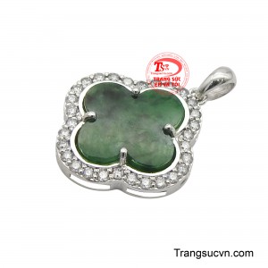 Thiết kế thanh lịch và ý nghĩa sâu sắc biến mặt dây chuyền này thành một món quà hoàn hảo hoặc một món trang sức quý giá để tôn vinh phong cách cá nhân.