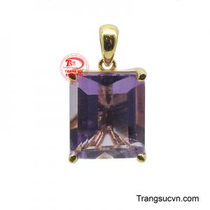 Mặt dây nữ vàng 10K gắn đá nổi bật với viên đá quý sắc tím huyền bí, được cắt giác vuông vức đầy ấn tượng, tạo nên vẻ đẹp sang trọng và cá tính.