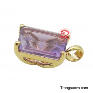 Ánh tím sâu thẳm của viên đá toát lên sự quý phái, kết hợp hài hòa với chi tiết móc nối bằng vàng, làm tăng thêm sự tinh tế cho tổng thể.