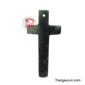 Mặt ngọc thánh giá bình an lành được chế tác từ một khối ngọc xanh đậm tự nhiên, mang vẻ đẹp mộc mạc nhưng đầy ý nghĩa.