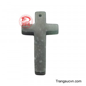 Với thiết kế hình thánh giá truyền thống, món trang sức này không chỉ là biểu tượng của đức tin mà còn tượng trưng cho sự bình an và che chở.