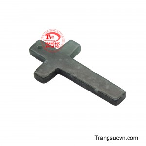 Lỗ xỏ nhỏ ở phía trên giúp dễ dàng kết hợp với dây chuyền, tạo thành món phụ kiện mang lại cảm giác tĩnh tại và may mắn cho người sở hữu.