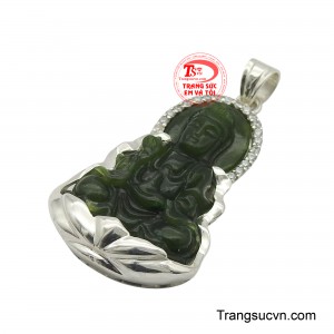 Phần viền được bọc bạc sáng bóng, tạo nên sự hài hòa và sang trọng, đồng thời giúp bảo vệ viên ngọc.