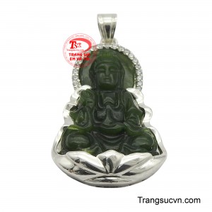 Tượng Phật được chạm khắc tinh xảo từ một khối ngọc xanh đậm, toát lên vẻ từ bi và thanh tịnh.