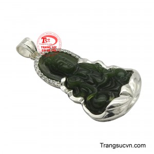 Đặc biệt, những viên đá nhỏ lấp lánh được đính xung quanh hào quang của tượng Phật, tăng thêm vẻ trang nghiêm và thu hút.