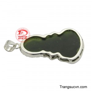 Đây không chỉ là món trang sức đẹp mà còn là vật phẩm phong thủy mang lại may mắn, bình an và sự tịnh tâm cho người sở hữu.