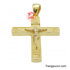 Được chế tác tinh xảo từ vàng 18K cao cấp, mặt thánh giá mang vẻ đẹp sang trọng và đẳng cấp, dễ dàng hòa quyện với mọi phong cách thời trang, từ cổ điển đến hiện đại.