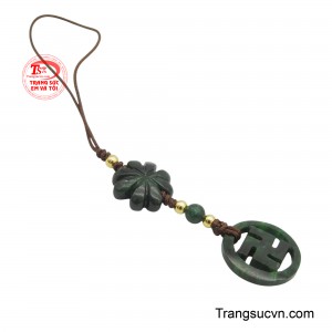 Hình ảnh cỏ bốn lá cách điệu tượng trưng cho sự may mắn, hy vọng và tình yêu vĩnh cửu, trong khi biểu tượng chữ Vạn ở phía dưới là biểu tượng cổ xưa của sự trường tồn, thịnh vượng và vạn phúc.