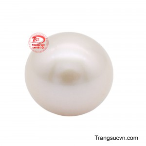 Với bề mặt mịn màng và độ bóng sáng tự nhiên, nó phản chiếu ánh sáng dịu nhẹ, tạo nên một hiệu ứng lấp lánh tinh tế.