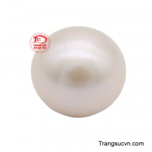 Ngọc trai nước mặn 10-11 ly này sở hữu vẻ đẹp tinh khôi và thanh lịch.