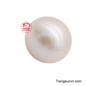 Sắc trắng thuần khiết của viên ngọc trai được tăng cường bởi những ánh ngũ sắc nhẹ nhàng, tạo nên chiều sâu và sự sống động.