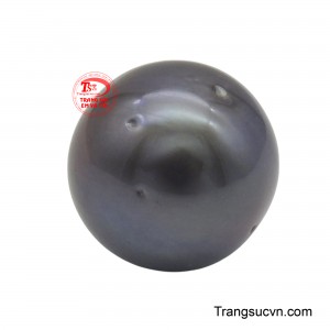 Với kích thước ấn tượng 13mm, nó sở hữu hình dáng tròn hoàn hảo, phản chiếu ánh sáng lấp lánh trên bề mặt.