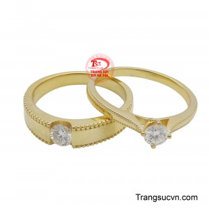 Nhẫn cưới vàng 14K gắn kết không chỉ là món trang sức lấp lánh mà còn là minh chứng vĩnh cửu cho lời thề nguyền gắn kết. 