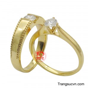 Đeo chiếc nhẫn này, mỗi cặp đôi sẽ luôn cảm nhận được sự hiện diện của người mình yêu, cùng nhau sẻ chia mọi khoảnh khắc vui buồn và xây dựng một tổ ấm bình yên.