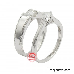 Điểm xuyết trên đai nhẫn là những chi tiết chạm khắc tinh xảo, mang lại cảm giác mềm mại và nữ tính.