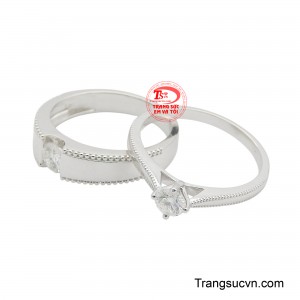 Chiếc nhẫn nữ nổi bật với viên đá Moisanite sáng lấp lánh được giữ bởi bốn chấu mảnh mai, tạo nên vẻ đẹp thanh lịch và tinh tế.