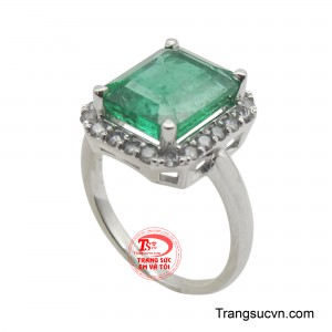 Nhẫn Emerald gắn kim cương là một tác phẩm trang sức đầy mê hoặc, nổi bật với viên đá Emerald hình chữ nhật được cắt tinh xảo, tỏa ra sắc xanh lục bảo rực rỡ và lôi cuốn.
