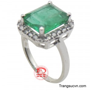 Viên Emerald được bao quanh bởi một vòng kim cương lấp lánh, tạo nên một vầng hào quang rực rỡ, tôn lên vẻ đẹp và sự sang trọng của viên đá chủ.