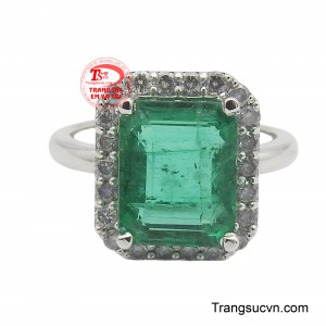 Thân nhẫn được chế tác từ chất liệu vàng 14K với độ bóng hoàn hảo, phản chiếu ánh sáng và làm nổi bật sự tinh tế của thiết kế.