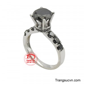 Nhẫn kim cương đen huyền bí là một tuyệt tác của sự bí ẩn và sang trọng.