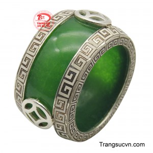 Nhẫn nam bọc bạc kết hợp hài hòa giữa chất liệu bạc và đá quý màu xanh lục đậm.