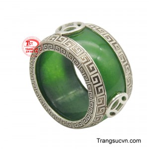 Chiếc nhẫn được làm từ một khối đá màu xanh ngọc bích trơn bóng, mang vẻ đẹp cổ điển và sang trọng.