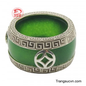 Hai bên sườn nhẫn được bọc bằng bạc, chạm khắc những hoa văn hình học tỉ mỉ và sắc nét, tạo nên điểm nhấn mạnh mẽ và nam tính.