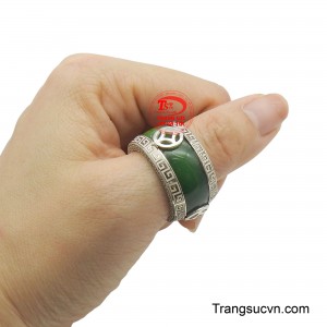 Chiếc nhẫn này là lựa chọn hoàn hảo cho quý ông yêu thích phong cách truyền thống pha lẫn hiện đại, thể hiện đẳng cấp và cá tính.