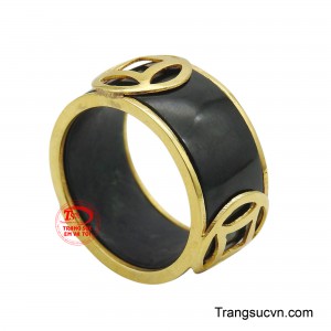 Điểm nhấn nổi bật là những chi tiết vàng 14K được chế tác công phu, ôm trọn và tôn lên vẻ bí ẩn của ngọc.