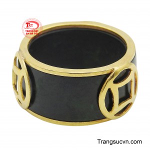 Đặc biệt, hình ảnh đồng tiền cổ được khắc họa tinh tế trên bề mặt vàng không chỉ là điểm nhấn thẩm mỹ mà còn mang ý nghĩa phong thủy sâu sắc, tượng trưng cho tài lộc và may mắn.