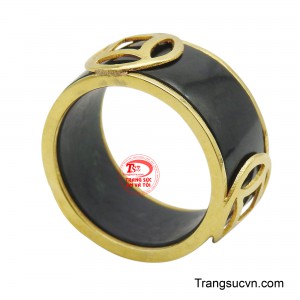 Chiếc nhẫn này là một tuyên ngôn phong cách, phù hợp với những ai tìm kiếm sự khác biệt và đẳng cấp.