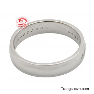 Chiếc nhẫn không chỉ là một món trang sức làm đẹp mà còn là vật phẩm thiêng liêng, mang theo lời cầu nguyện và niềm hy vọng.
