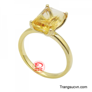 Nhẫn nữ vàng 10K gắn đá là một món đồ trang sức nổi bật với viên đá màu vàng lấp lánh được cắt giác hình chữ nhật độc đáo.