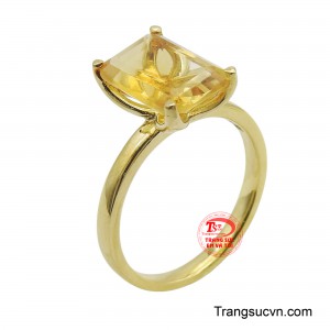 Ánh kim rạng rỡ của vàng 10K tôn lên vẻ đẹp kiêu sa của viên đá, tạo nên một sự kết hợp hài hòa và sang trọng.