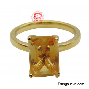 Đai nhẫn mảnh mai, ôm trọn ngón tay, mang đến cảm giác thoải mái và thanh lịch.